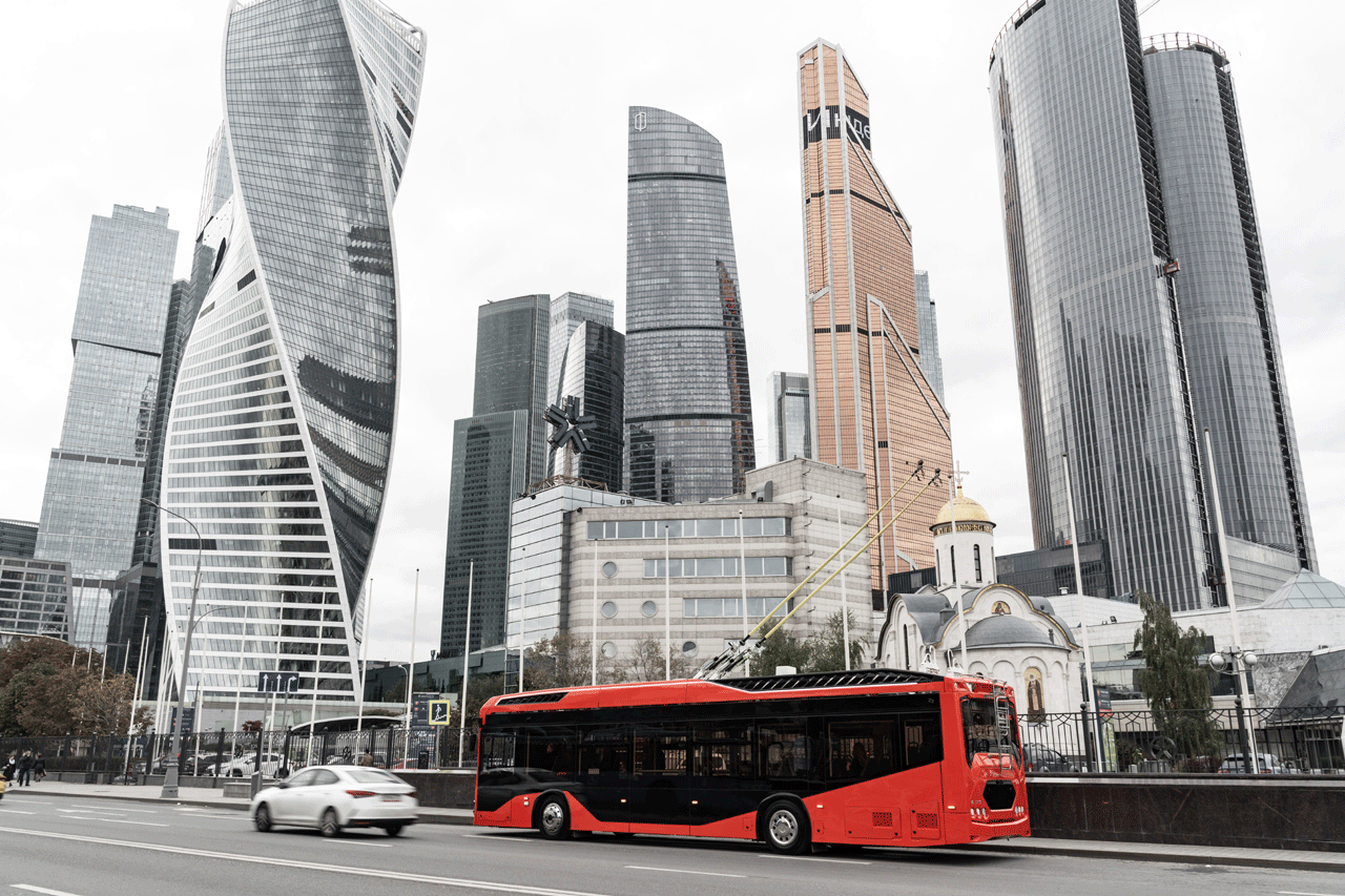 Да и сам троллейбус получился неплохим но увы достаточно дорогим Так за Адмирал с длинным автономным ходом придется отдать примерно 27 миллионов рублей Впрочем речь идет не о пустой машине базовая комплектация достаточно обширна