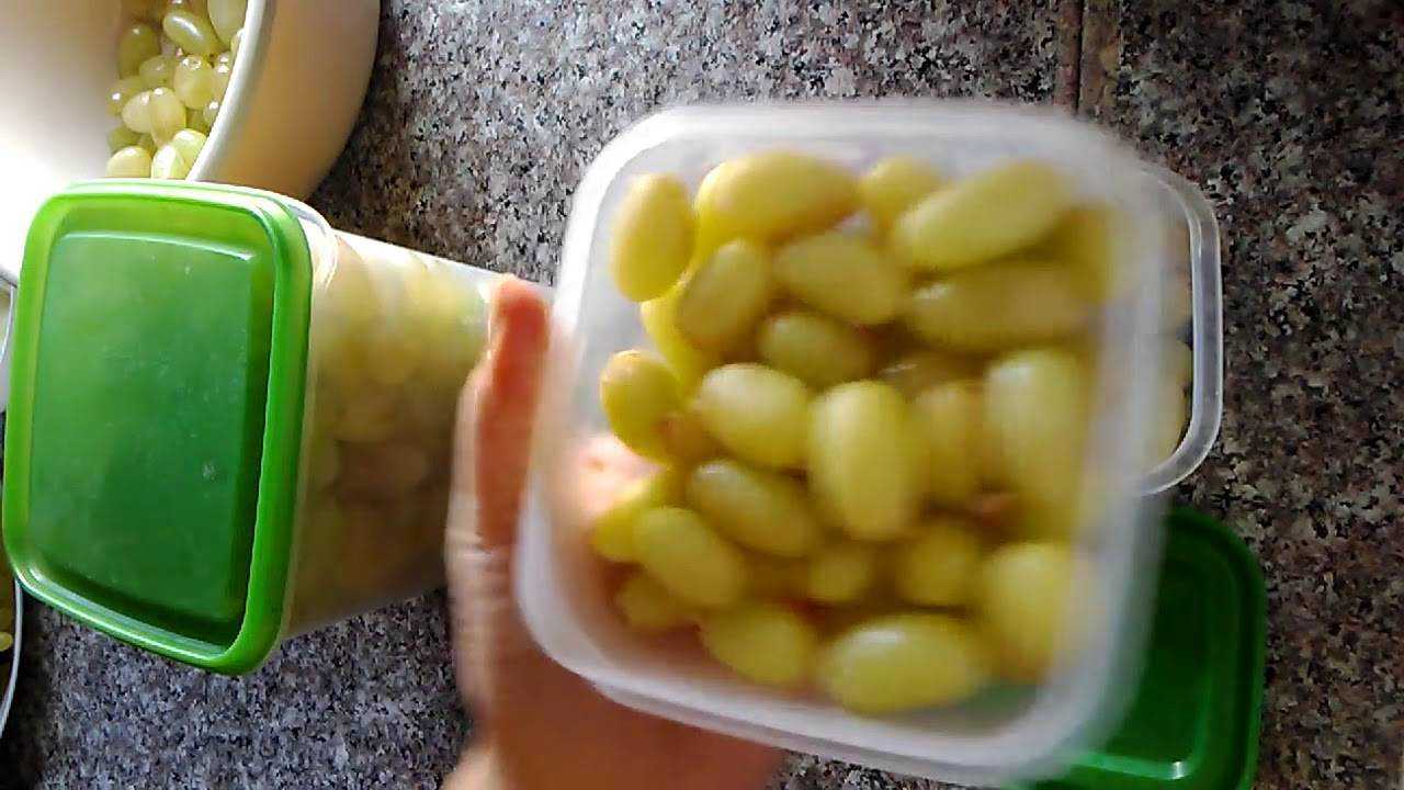 Можно ли и как замораживать виноград на зиму в морозилке