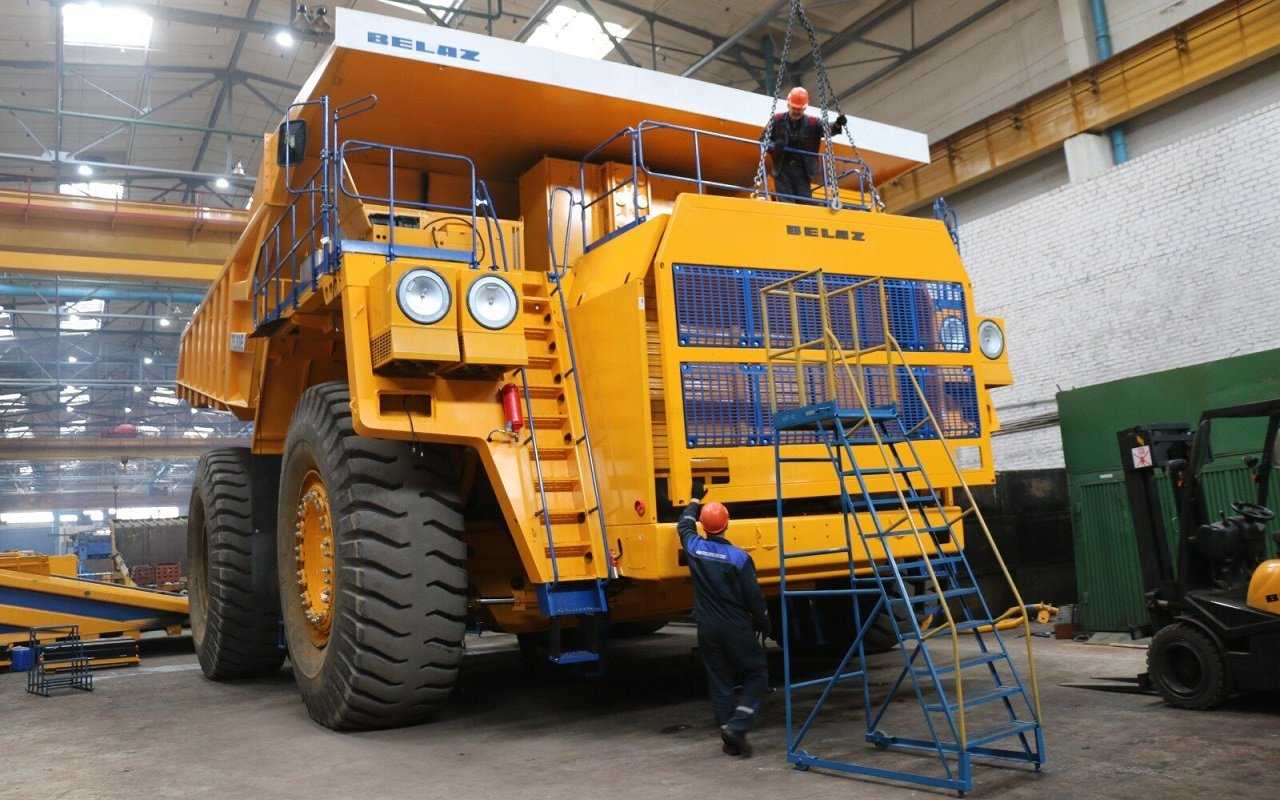 Торговый дом БелАЗ зарегистрирован в России однако владельцы из Белоруссии Это Президентский спортивный клуб возглавляемый сыном Александра Лукашенко 40 летним Дмитрием и сам завод производитель Пост генерального директора занимает Алексей Лямин