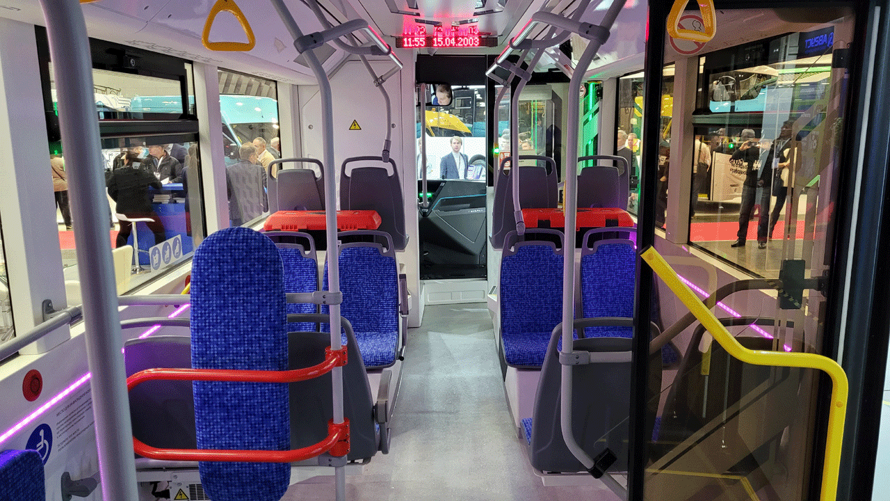 Да и сам троллейбус получился неплохим но увы достаточно дорогим Так за Адмирал с длинным автономным ходом придется отдать примерно 27 миллионов рублей Впрочем речь идет не о пустой машине базовая комплектация достаточно обширна