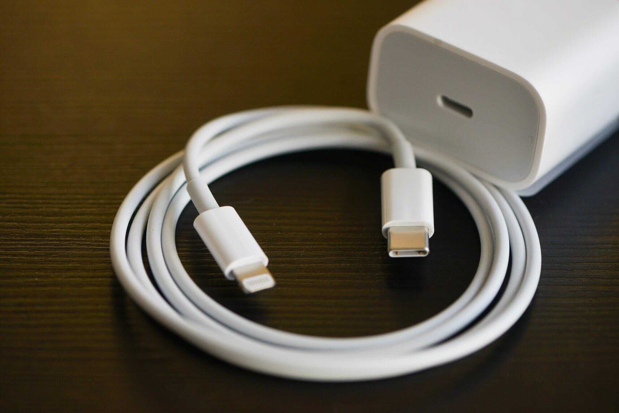 Если iPhone или iPad разряжен то подключите его к адаптеру питания и подержите на зарядке 15 минут после чего попытайтесь включить его не отключая от зарядного устройства