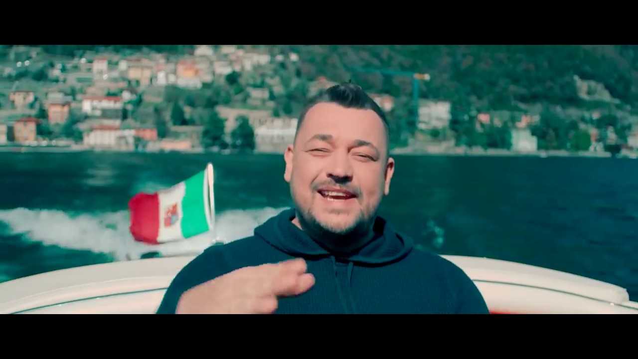 Презентуя клип у себя в социальных сетях Сергей Жуков написал Лето солнце танцы радость любовь Это видео снимали в Италии но танцевать под песню можно в любой стране мира