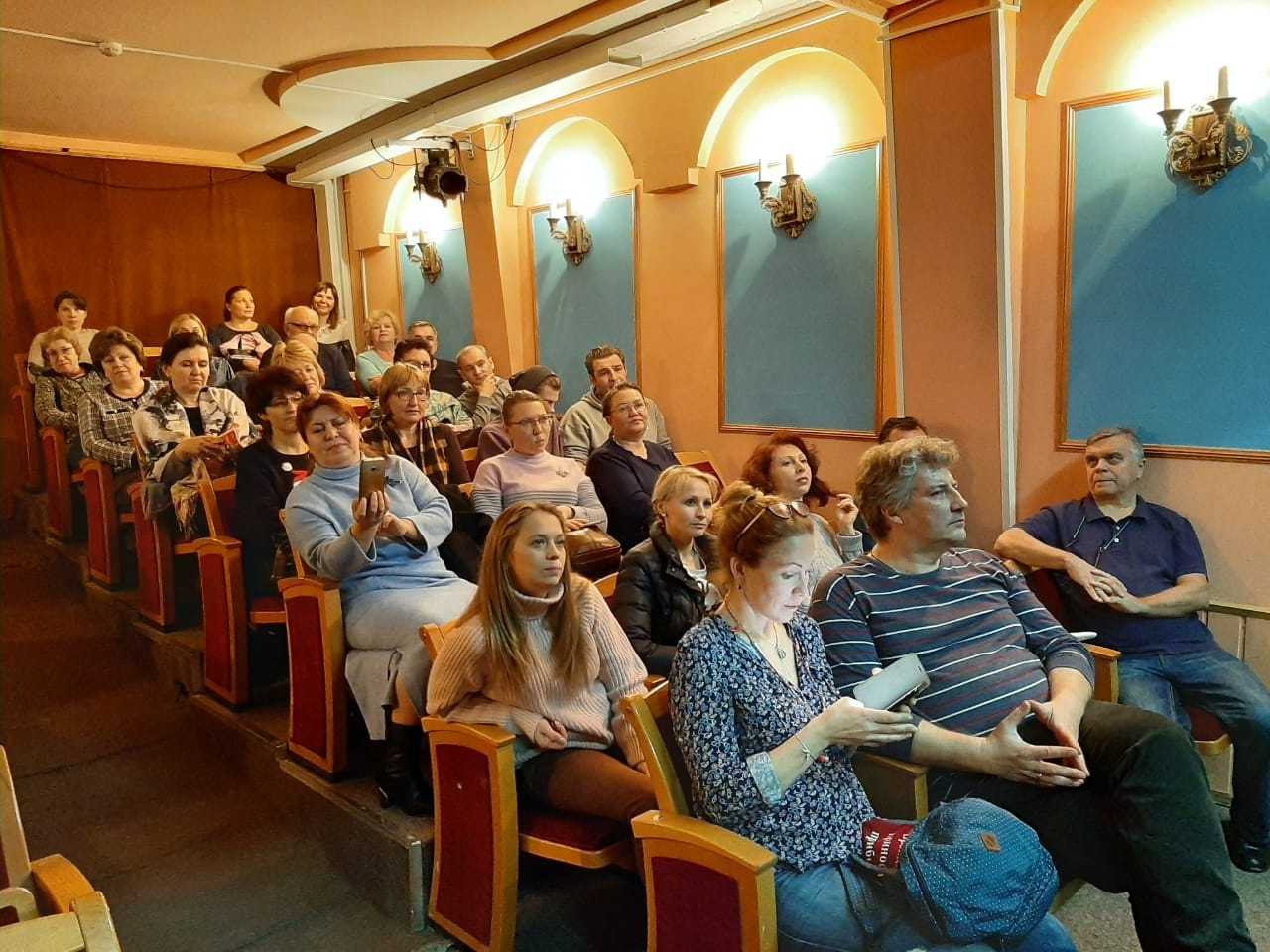 Камерная сцена это особая форма театрального искусства в которой актеры выступают перед небольшой аудиторией в узком пространстве Идея такой формы