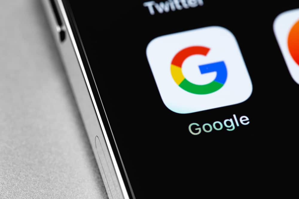 Откройте страницу myaccount google com на устройстве iPhone или iPad В правом верхнем углу страницы нажмите на значок профиля Выйти Войдите в нужный аккаунт